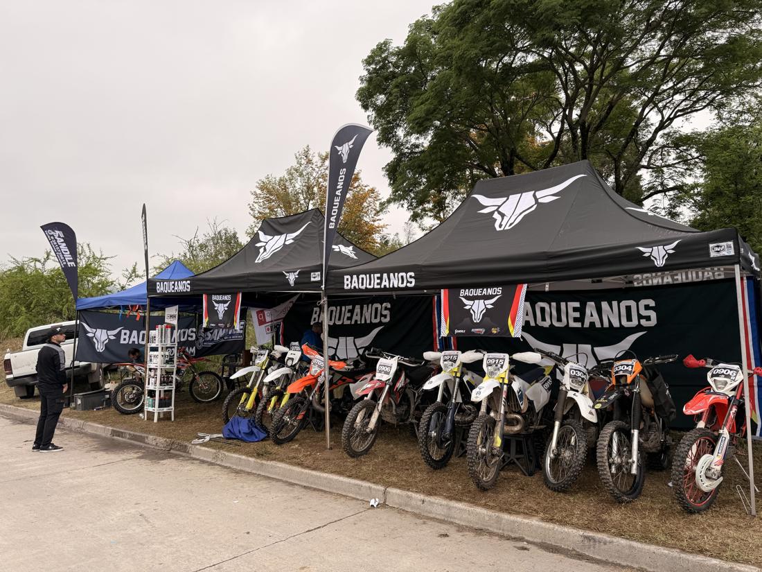 Gazebos de BAQUEANOS con las motos alineadas