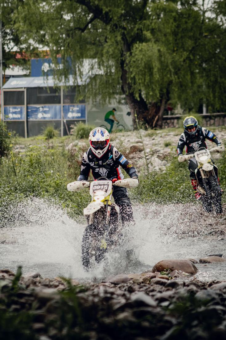 Dos pilotos de BAQUEANOS cruzando un río
