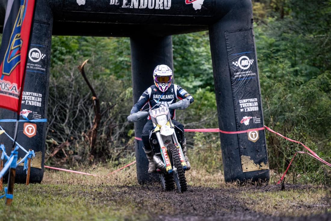 Piloto de BAQUEANOS pasando el arco del Campeonato Tucumano de Enduro
